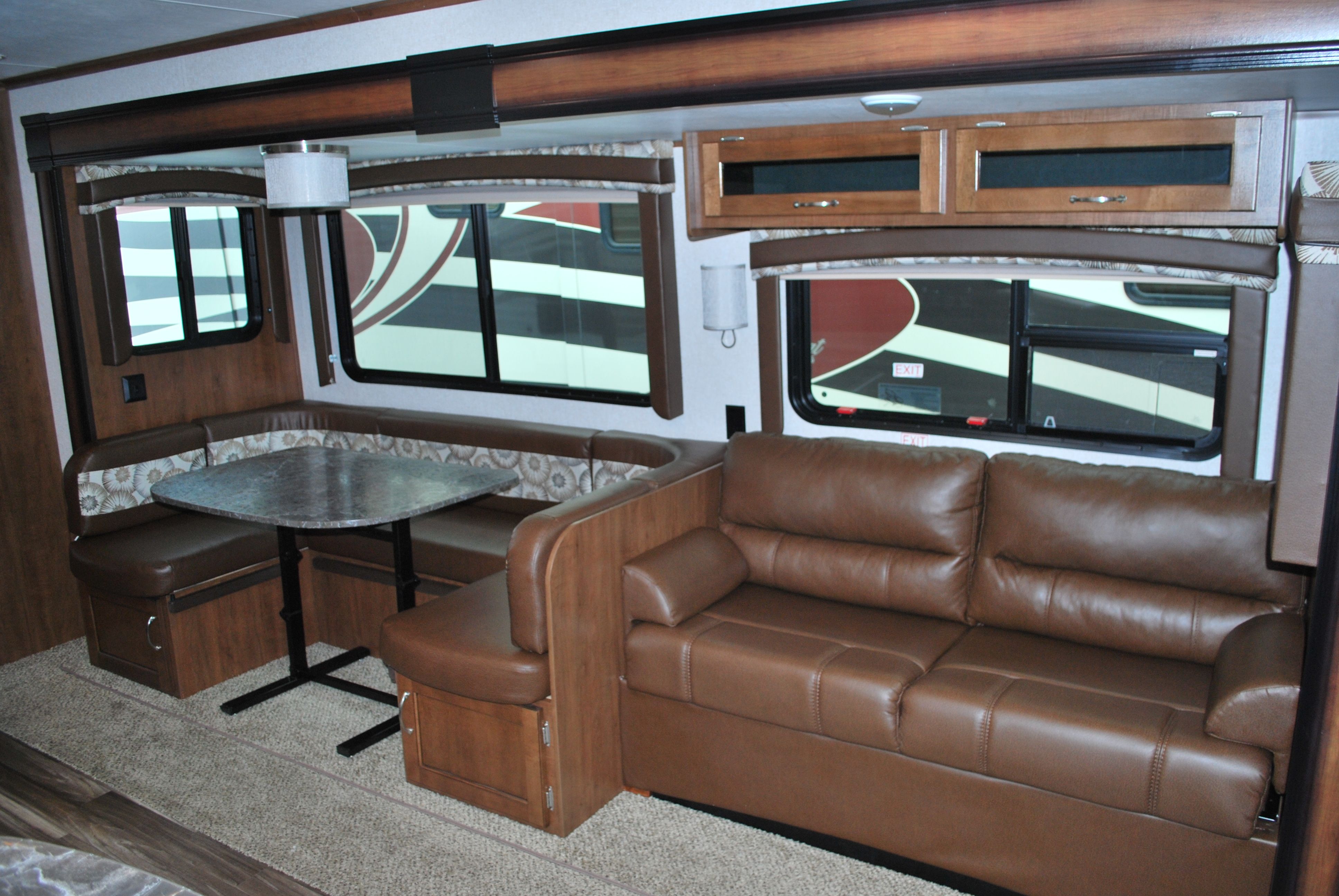 29JaycoJayflightQBSLuxuryTravelTrailerRentalInt01