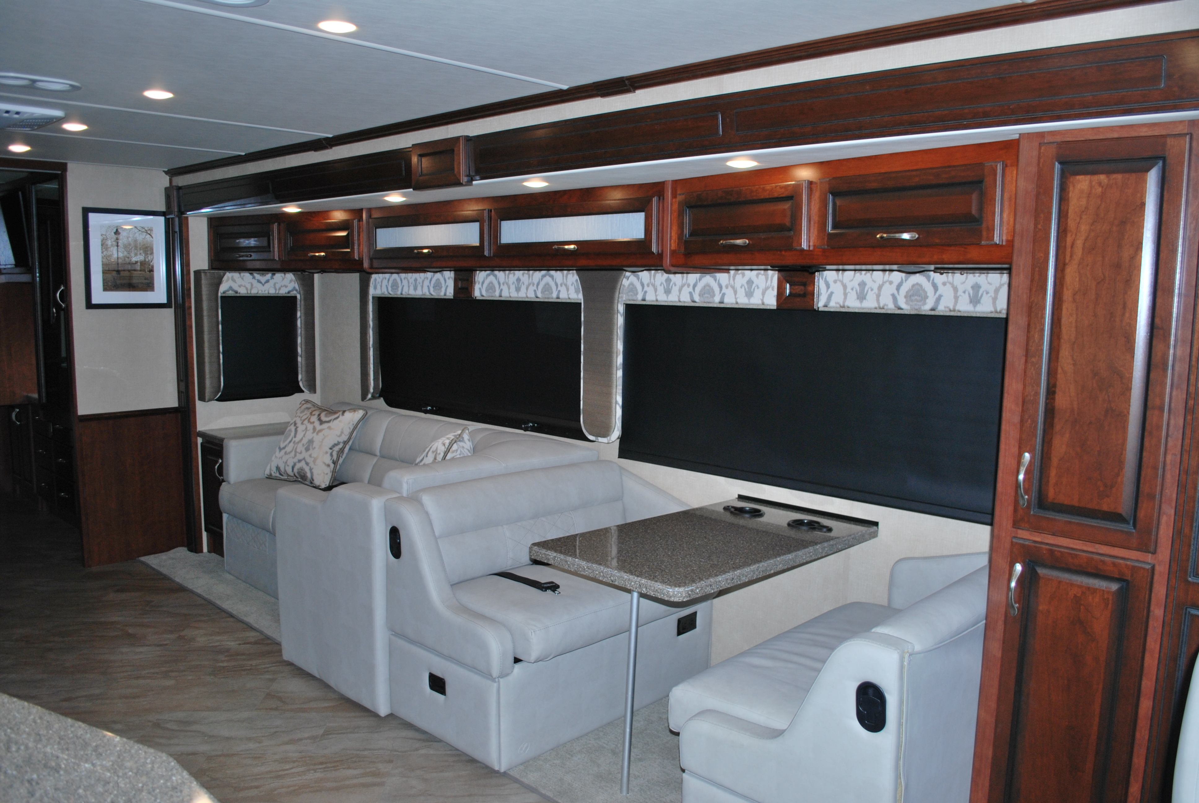 35FleetwoodBounder35KLuxuryRVRentalInt01