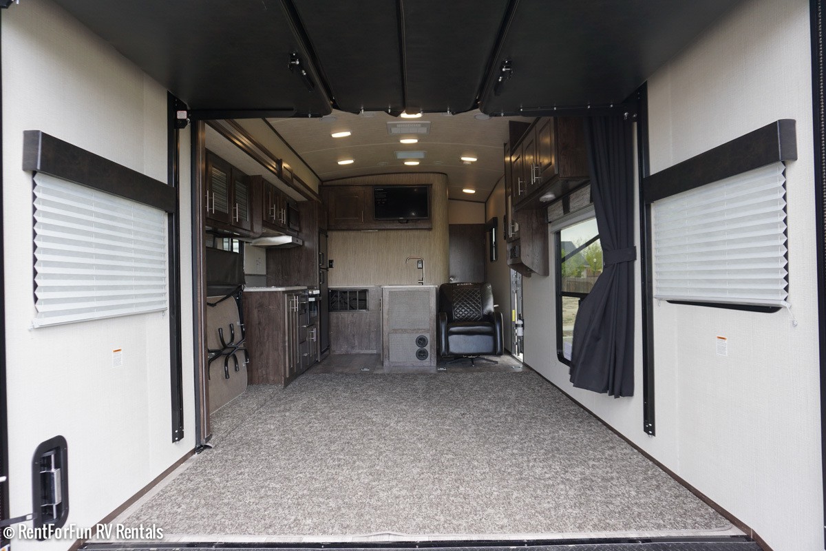 36HeartlandFuel287ToyHaulerRental12